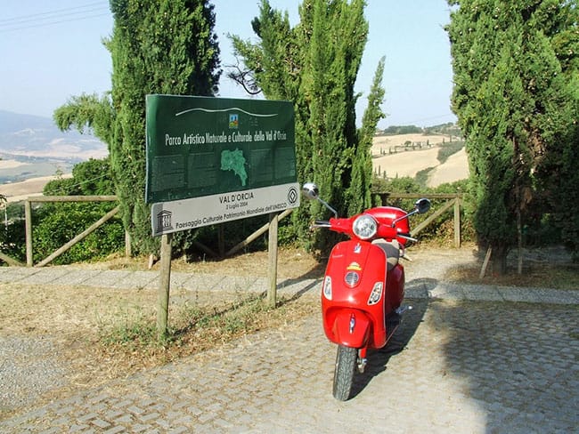 Wine tour by Vespa | Vespa tour at wineries in Tuscany with guide and sommelier