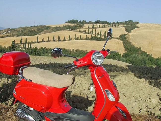 Wine tour by Vespa | Vespa tour at wineries in Tuscany with guide and sommelier