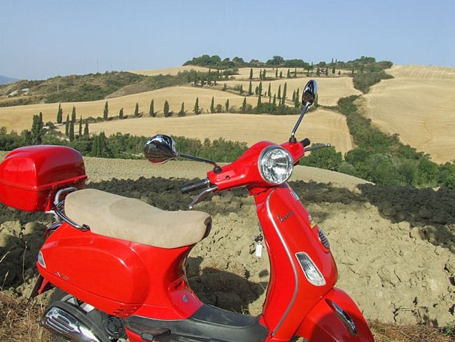 Wine tour in Vespa | Giro delle cantine della Toscana in Vespa accompagnati da guida e sommelier